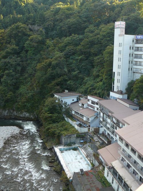 ���m�q����E������