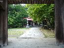 霊山神社神門から見た境内石畳みの様子