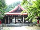 霊山神社拝殿正面と朱色の木製燈篭