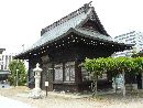 稲荷神社絵馬殿右斜め前方と石燈篭の画像