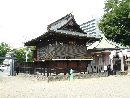 板倉勝里と縁がある稲荷神社神楽殿は明治時代に建てられた古建築物