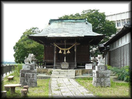 板倉神社拝殿とその前に置かれた石造狛犬