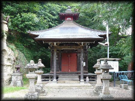 ��J�ω������ʂƂ��̑O�ɒu���ꂽ�Γ��U