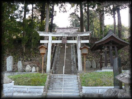 鹿島神社境内正面の鳥居と参拝者の身を清める手水舎と石碑群