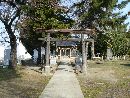 板倉勝里と縁がある鹿島神社木製鳥居越に見える石造狛犬と土蔵