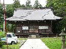 板倉勝里と縁がある黒沼神社参道から見た拝殿正面とその前に置かれた石燈篭