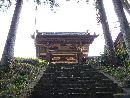 満願寺参道石段から見上げた山門