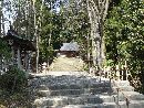 白和瀬神社参道い石段沿いにある手水舎とその奥に見える拝殿