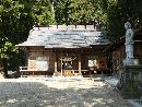 白和瀬神社拝殿とその手前に置かれた日本武尊の石像