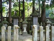 大龍寺（飯盛山・会津若松市）の境内に葬られている小笠原長時と正室の墓碑