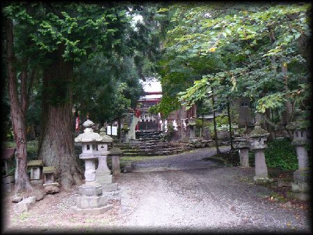 磐椅神社参道沿い建立されている石燈篭群