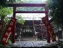 磐椅神社朱色の鳥居越に見える拝殿