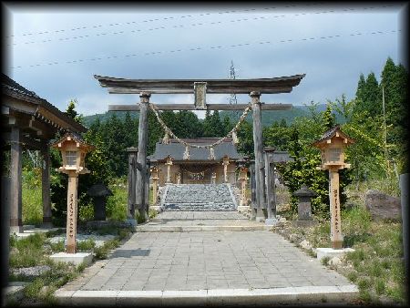 磐梯神社参道沿いにある手水舎と鳥居