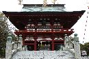 飯野八幡宮神橋越に見える壮麗な楼門