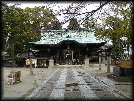 子鍬倉神社参道石畳みから見た重みが感じられる拝殿