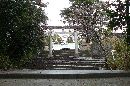 鳥居忠政と縁がある子鍬倉神社参道に設けられた石鳥居と石燈篭