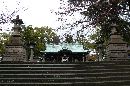 子鍬倉神社石段から見上げた拝殿と参拝者を誘う石燈篭