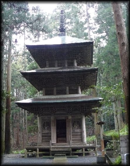 高蔵寺境内に設けられた三重塔