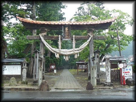 新宮熊野神社境内正面に設けられた木製の大鳥居