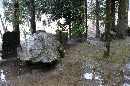 伊波止和気神社境内にある笠石と複数の石碑と石祠