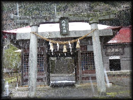 古殿八幡神社石鳥居越に見える随身門