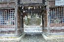 古殿八幡神社随身門から見る境内