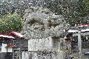古殿八幡神社に降りしきる大雪と石造狛犬