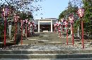 開成山大神宮参道の幅の広い石段と桜まつりの燈篭