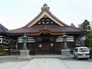 如寶寺本堂正面とその前に置かれた１対の銅製燈篭