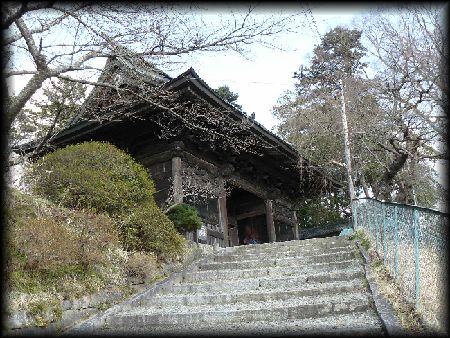 田村大元神社参道石段から見上げた表門(仁王門)