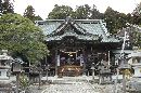 相馬小高神社拝殿正面とその前に置かれた石造狛犬と燈篭群