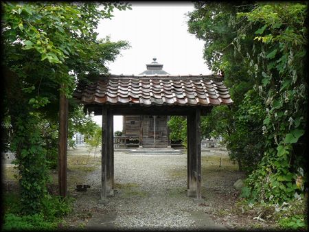 会津薬師寺薬師堂に続く参道に設けられた簡易な山門