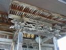 会津薬師寺薬師堂向拝に施された彫刻と山号額と吊り下げられた鰐口