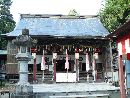 伊佐須美神社拝殿正面とその前に置かれた石燈篭