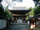伊佐須美神社参道の奥に見える随身門（楼門）