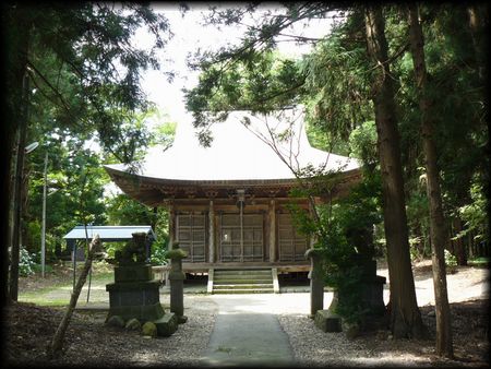 田子薬師堂（常福院）参道から見た正面とその前に置かれた石造狛犬と石燈篭