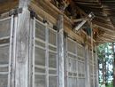 田子薬師堂（常福院）外壁正面の柱間に設けられた扉