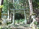 隠津島神社の結界的な存在を感じる石鳥居と石燈篭