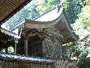 隠津島神社本殿と隙塀、背後の巨石（磐座？）