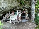 塔のへつりの洞窟を利用した虚空蔵堂