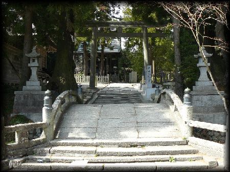 �����_�Ћ����ɐ݂���ꂽ�Α��_���ƐΓ��U