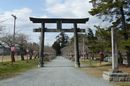 相馬中村神社大鳥居とその前に置かれている石造社号標
