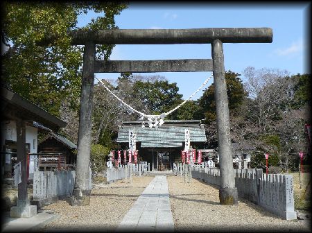 相馬神社境内正面に設けられた大鳥居と手水舎