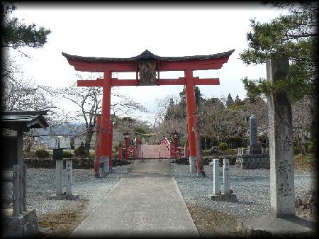 涼ヶ岡八幡神社境内正面に設けられた大鳥居と石造社号標