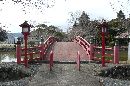 涼ヶ岡八幡神社参道に設けられた朱色に仕上げられた神橋