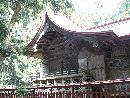 涼ヶ岡八幡神社本殿と幣殿、それを取り囲む透塀