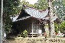 涼ヶ岡八幡神社社殿左斜め前方から撮影した画像