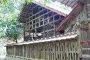 桙衝神社拝殿背後に配された覆い屋内部の本殿と透塀