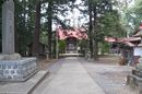 宇奈己呂和気神社参道先に見える拝殿と慰霊碑と社務所