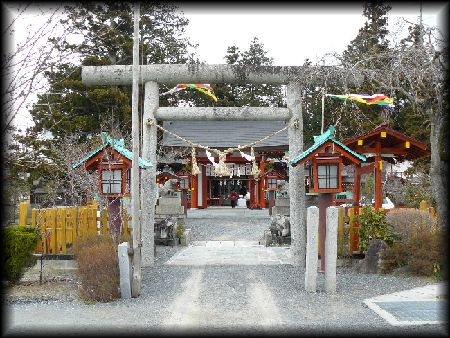 大鏑矢神社境内正面に設けられた石鳥居と木製燈篭